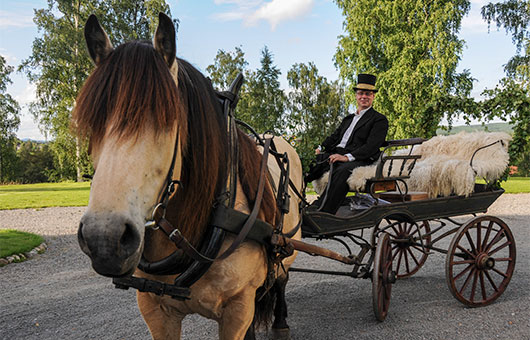 Ture och Jon redo att skjutsa brudpar på Stenegård
